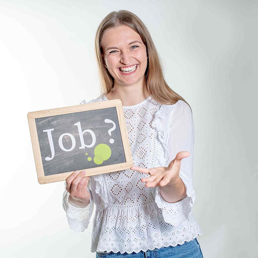 Frau hält eine Tafel und der Aufschrift Job